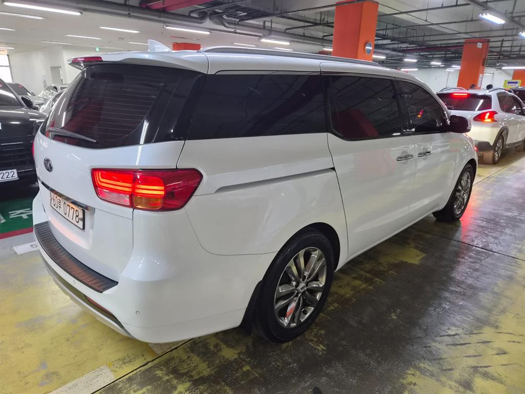 KIA Carnival - Vista 4