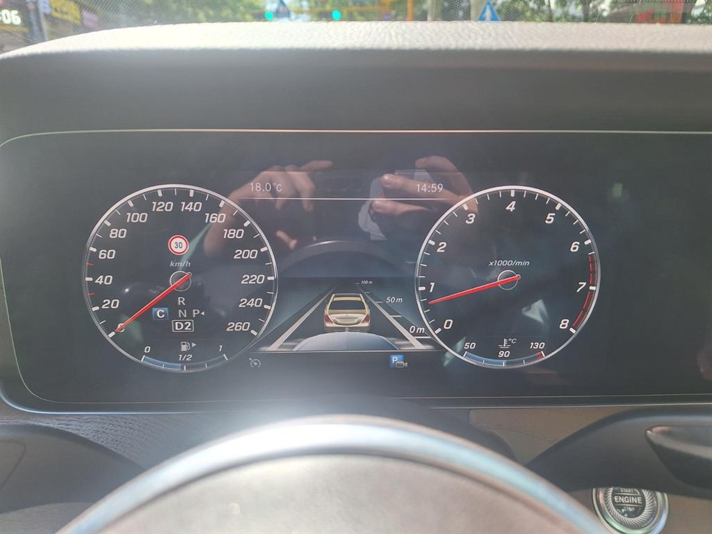 Mercedes Benz E class - Vista 5