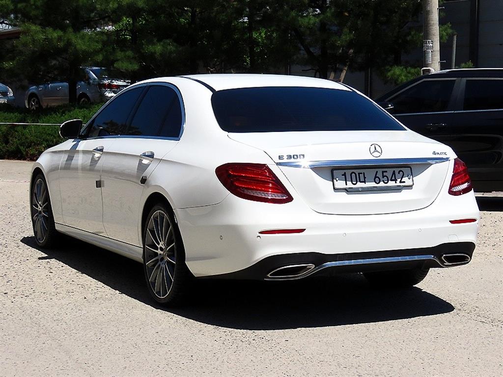 Mercedes Benz E class - Vista 3