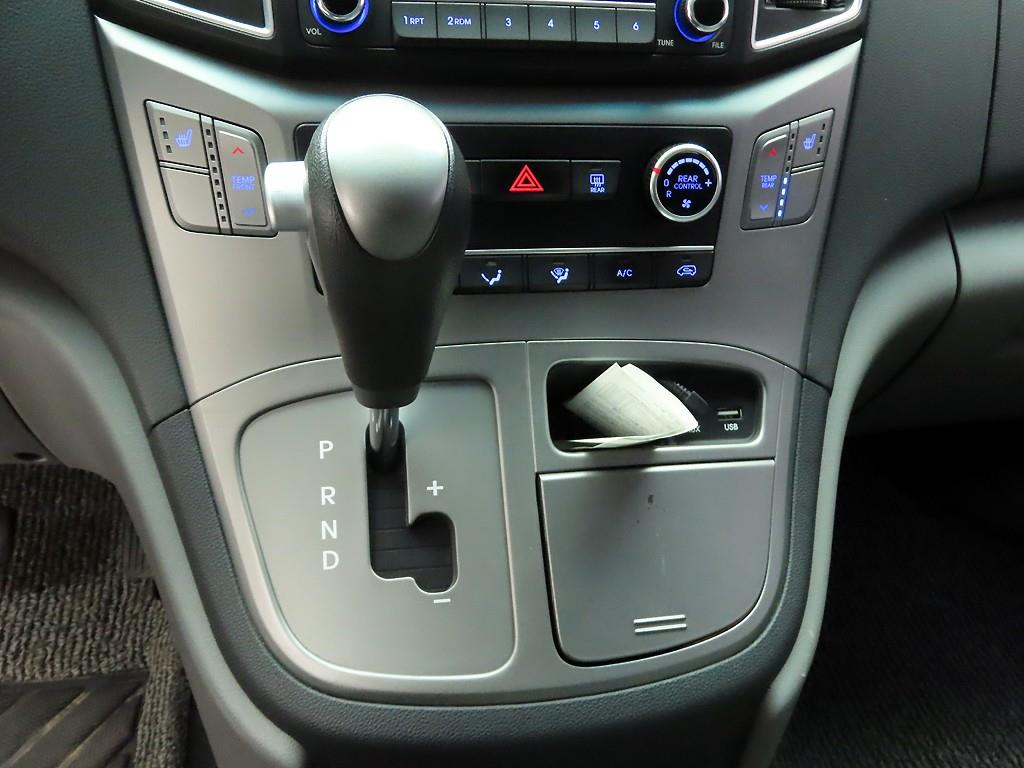 HYUNDAI Starex - Vista 10