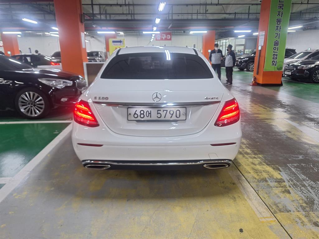 Mercedes Benz E class - Vista 3