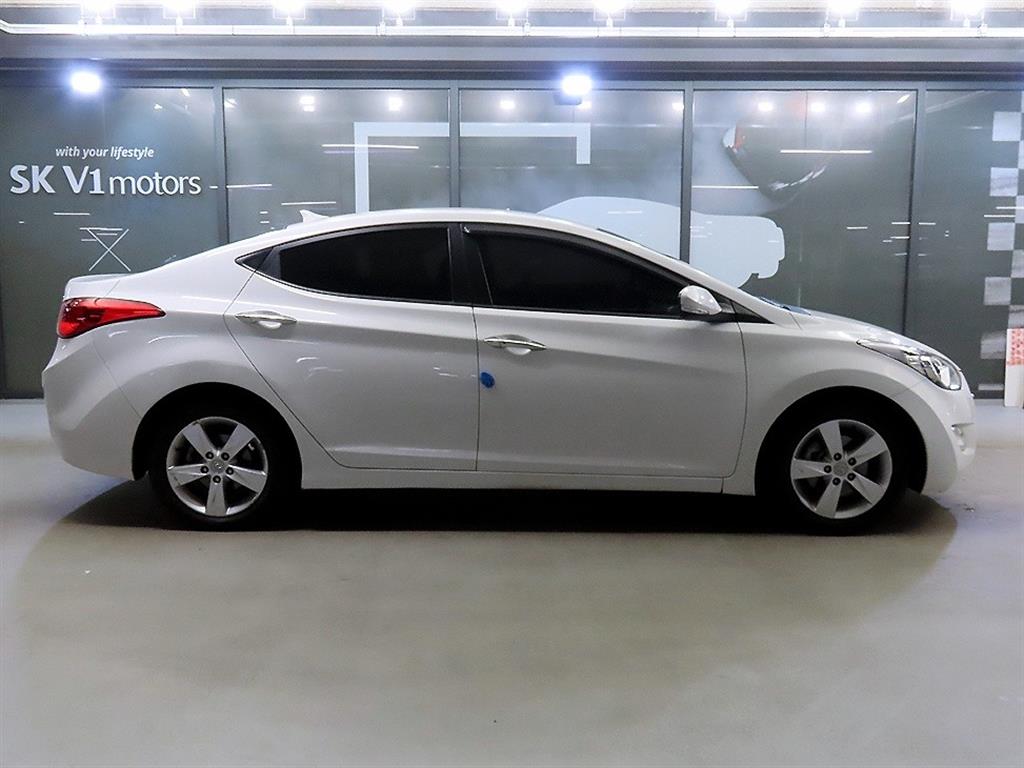 HYUNDAI Avante - Vista 3