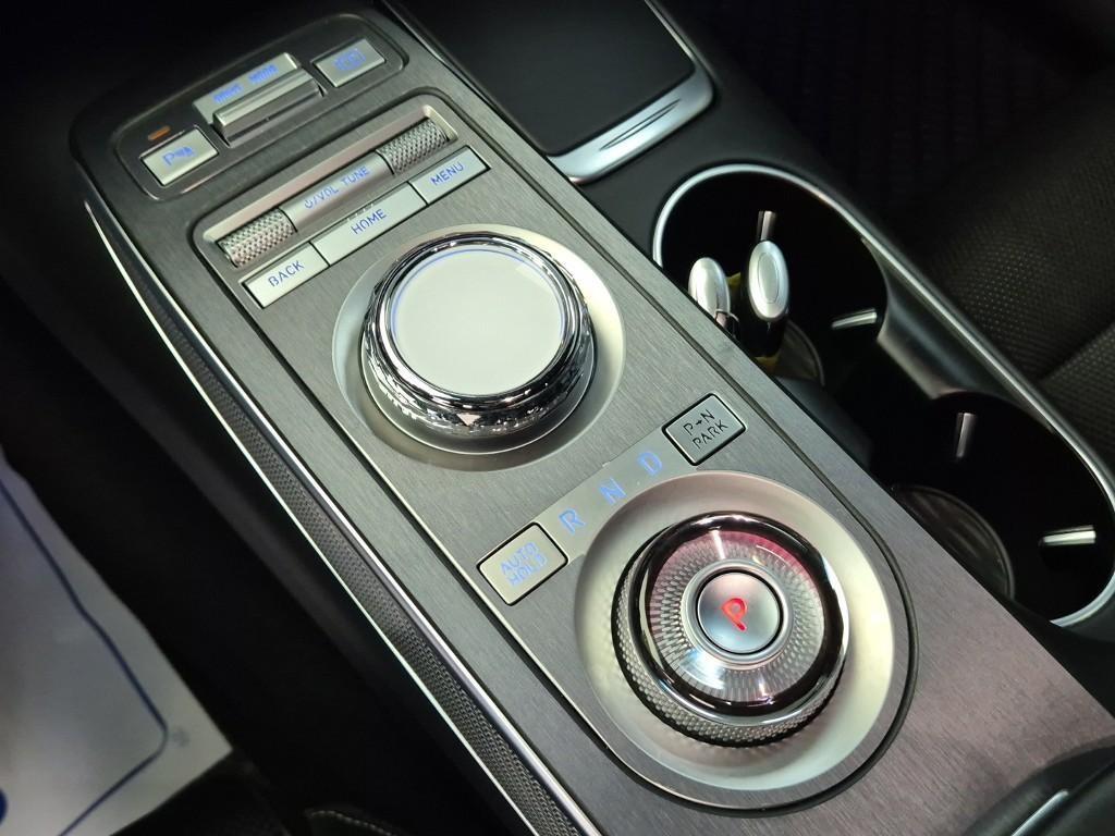 Genesis GV70 - Vista 8