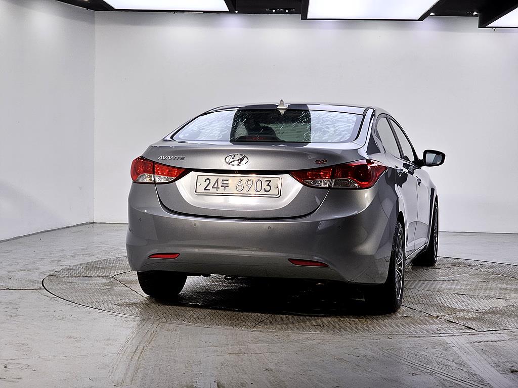 HYUNDAI Avante - Vista 4