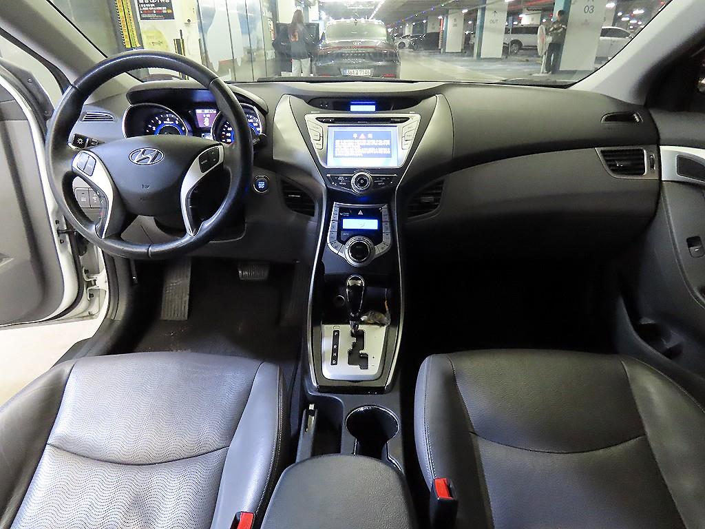 HYUNDAI Avante - Vista 10