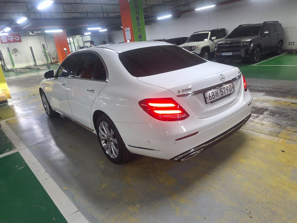 Mercedes Benz E class - Vista 4