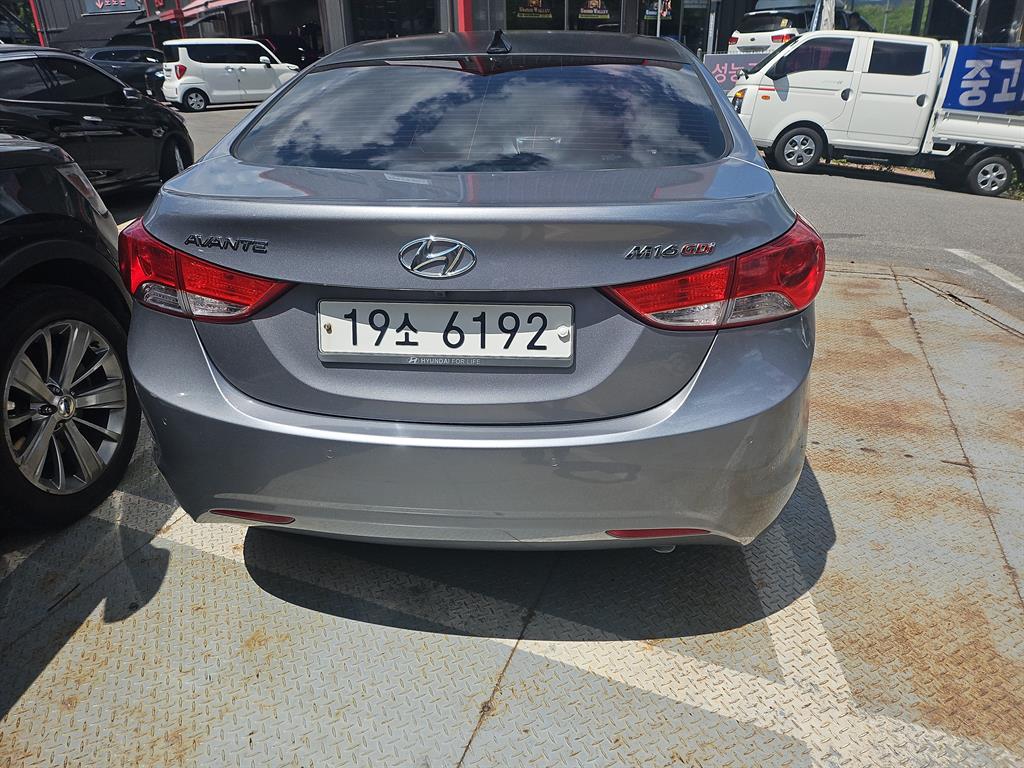 HYUNDAI Avante - Vista 3