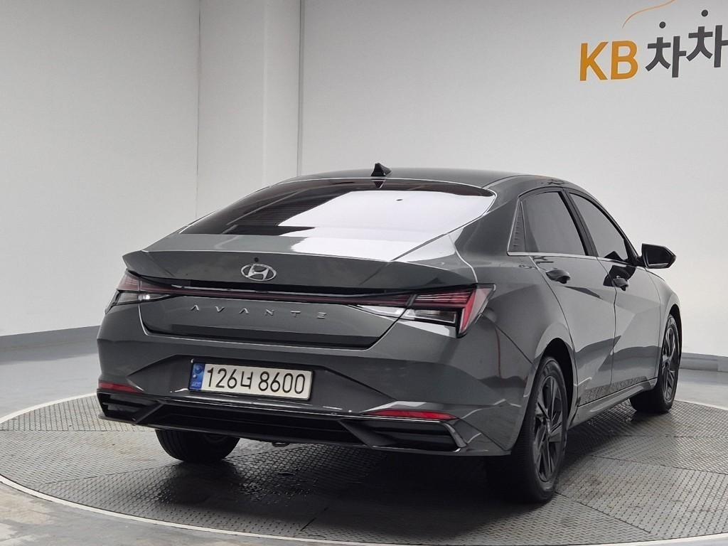 HYUNDAI Avante - Vista 3