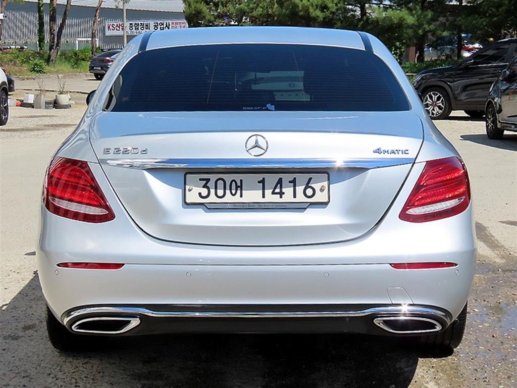 Mercedes Benz E class - Vista 4