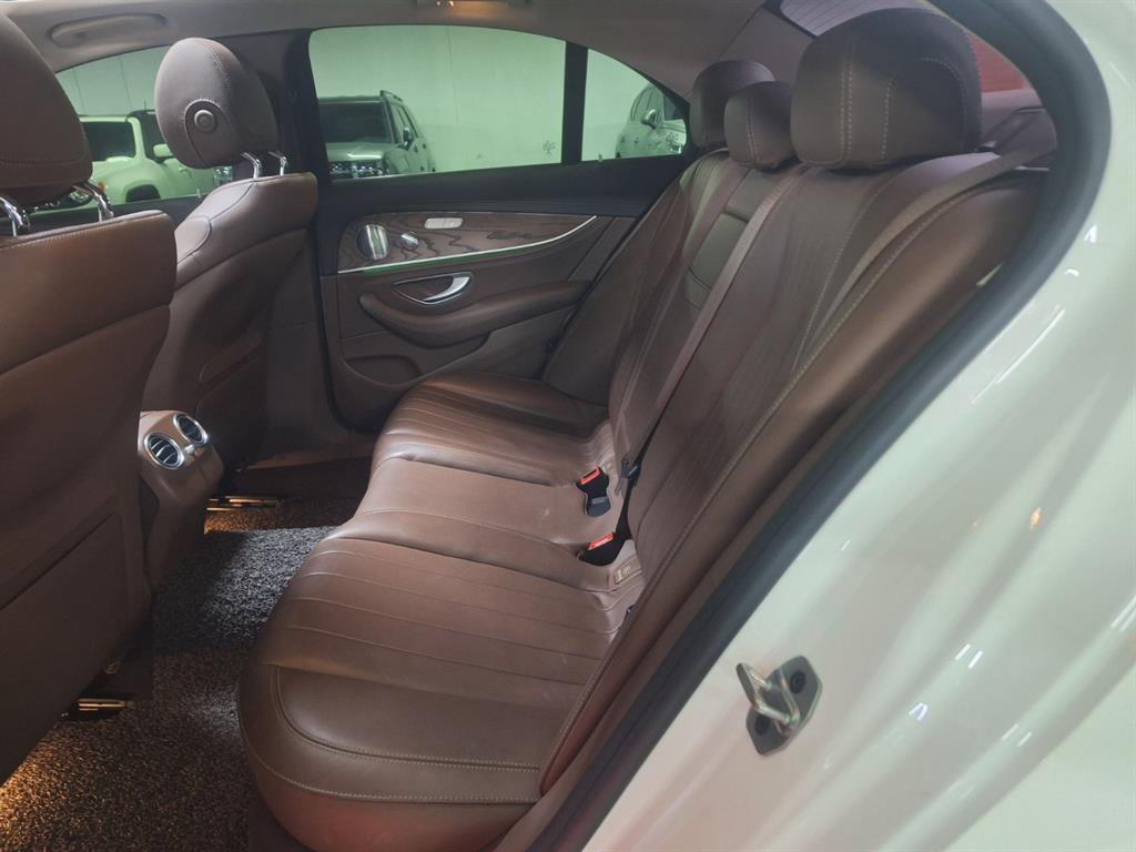 Mercedes Benz E class - Vista 9