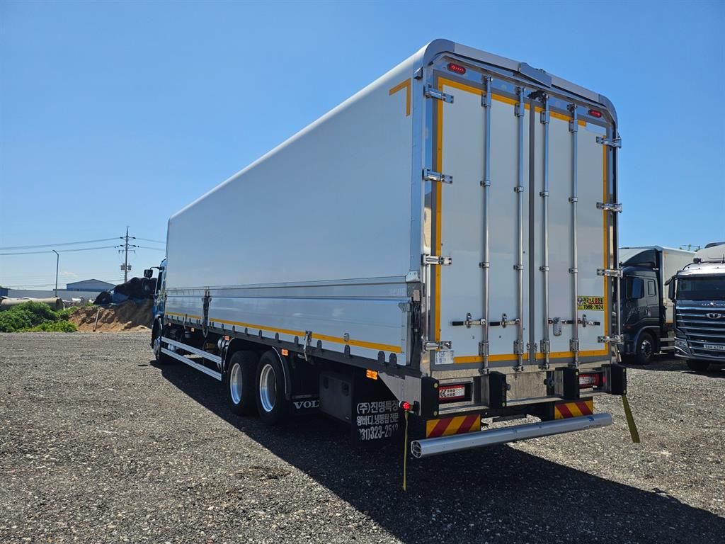 medium and large cargo truck - Vista 6