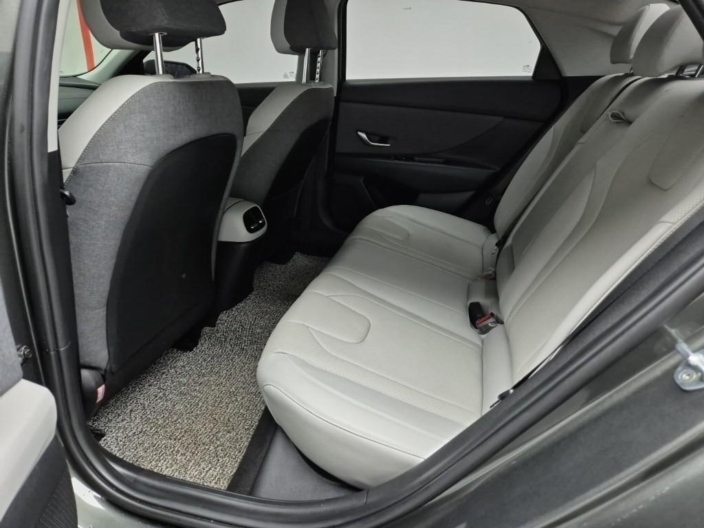 HYUNDAI Avante - Vista 12