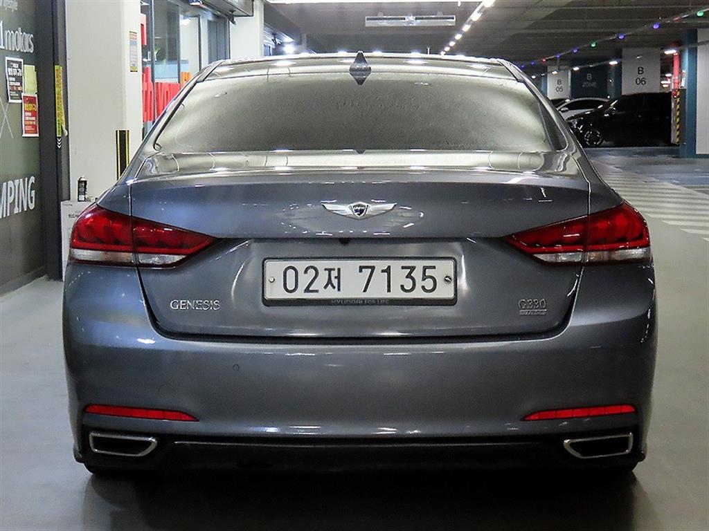 HYUNDAI Genesis - Vista 5