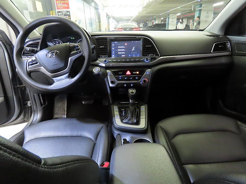 HYUNDAI Avante - Vista 10