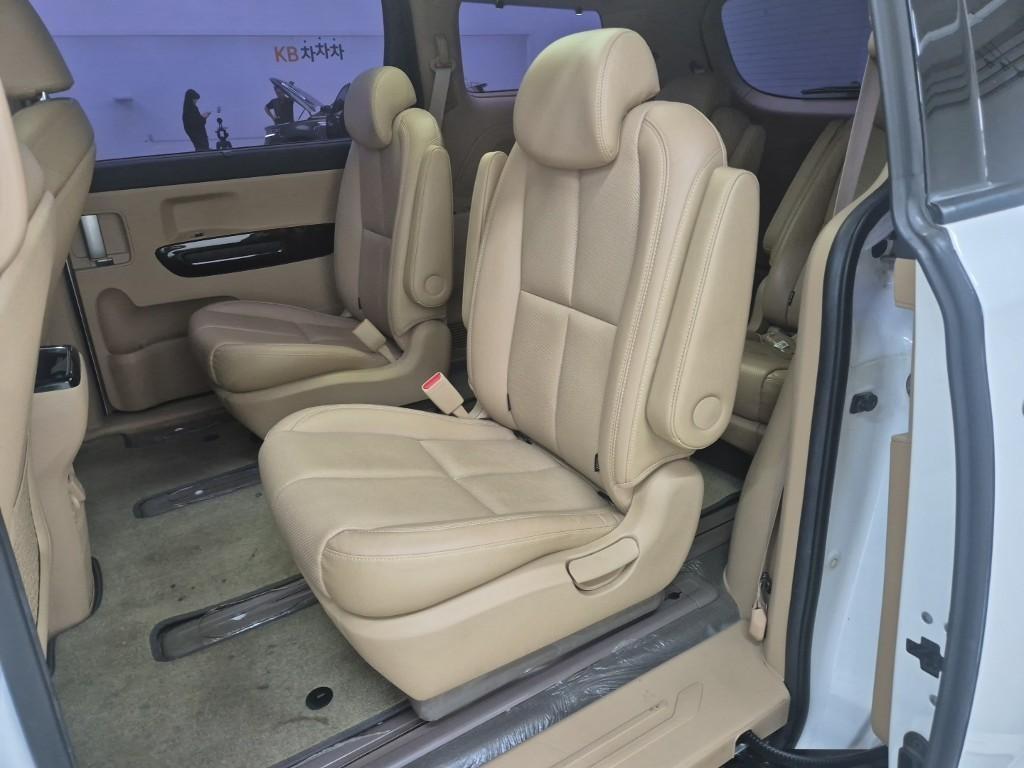 KIA Carnival - Vista 12