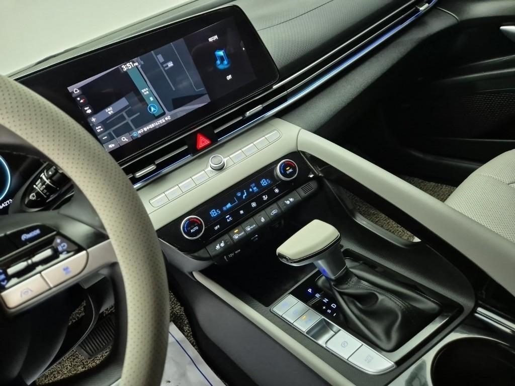 HYUNDAI Avante - Vista 10