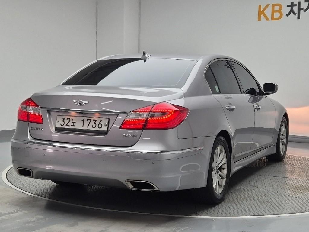 HYUNDAI Genesis - Vista 3