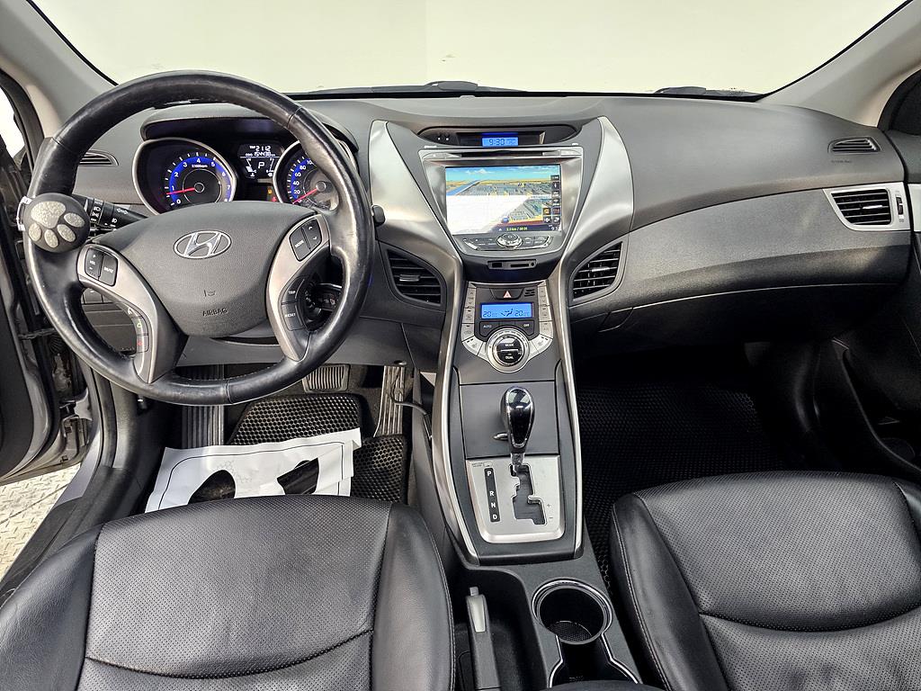 HYUNDAI Avante - Vista 5