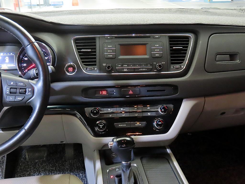 KIA Carnival - Vista 12