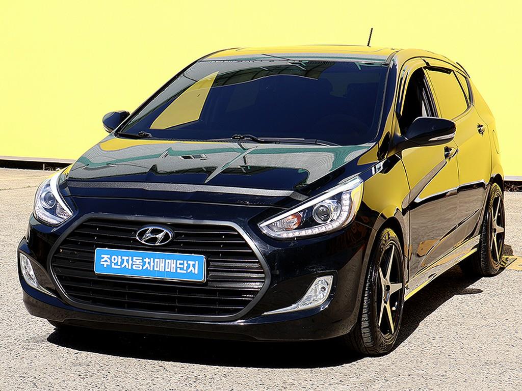 HYUNDAI Accent - Vista 3