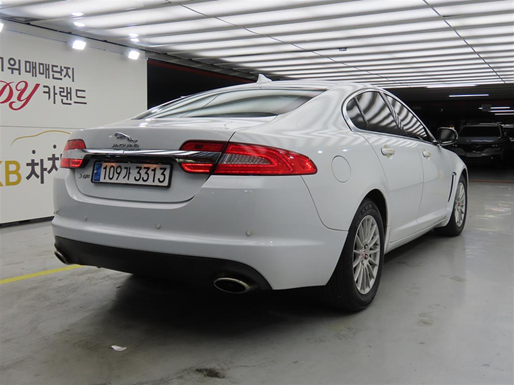 Jaguar XF - Vista 4