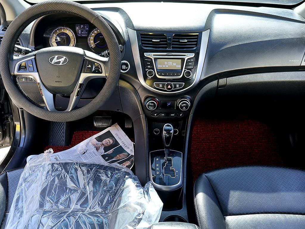 HYUNDAI Accent - Vista 9