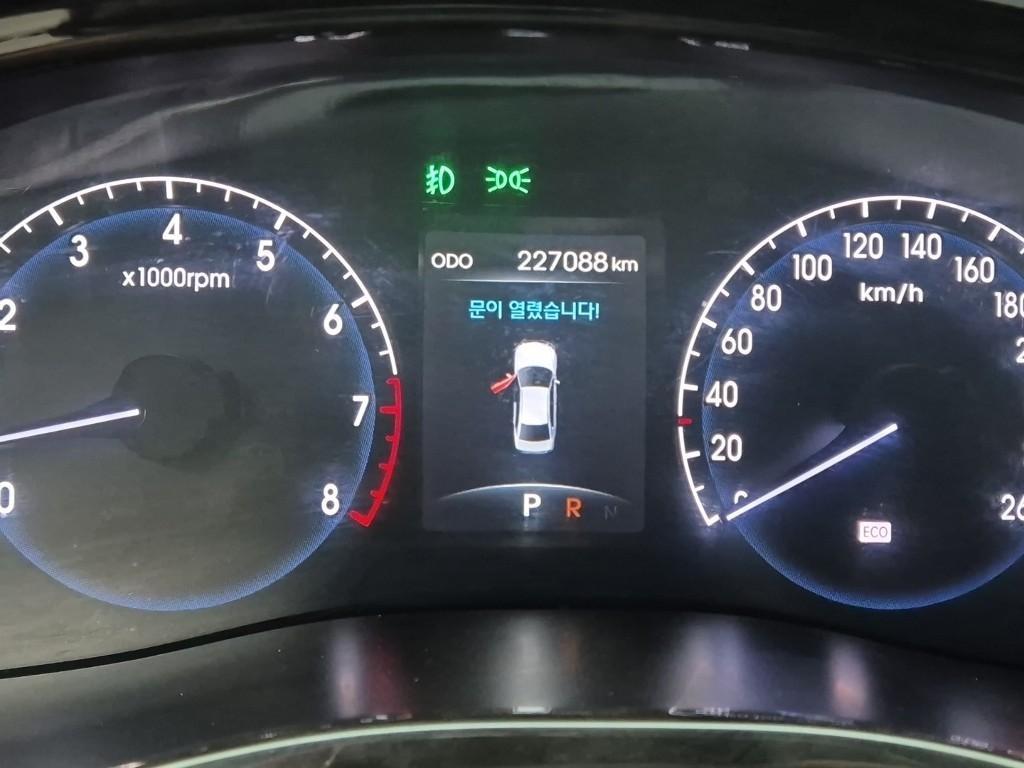 HYUNDAI Genesis - Vista 6