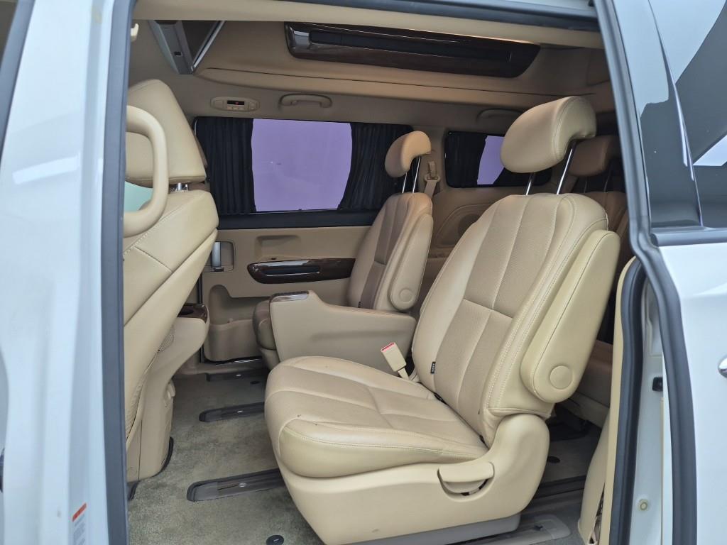 KIA Carnival - Vista 12