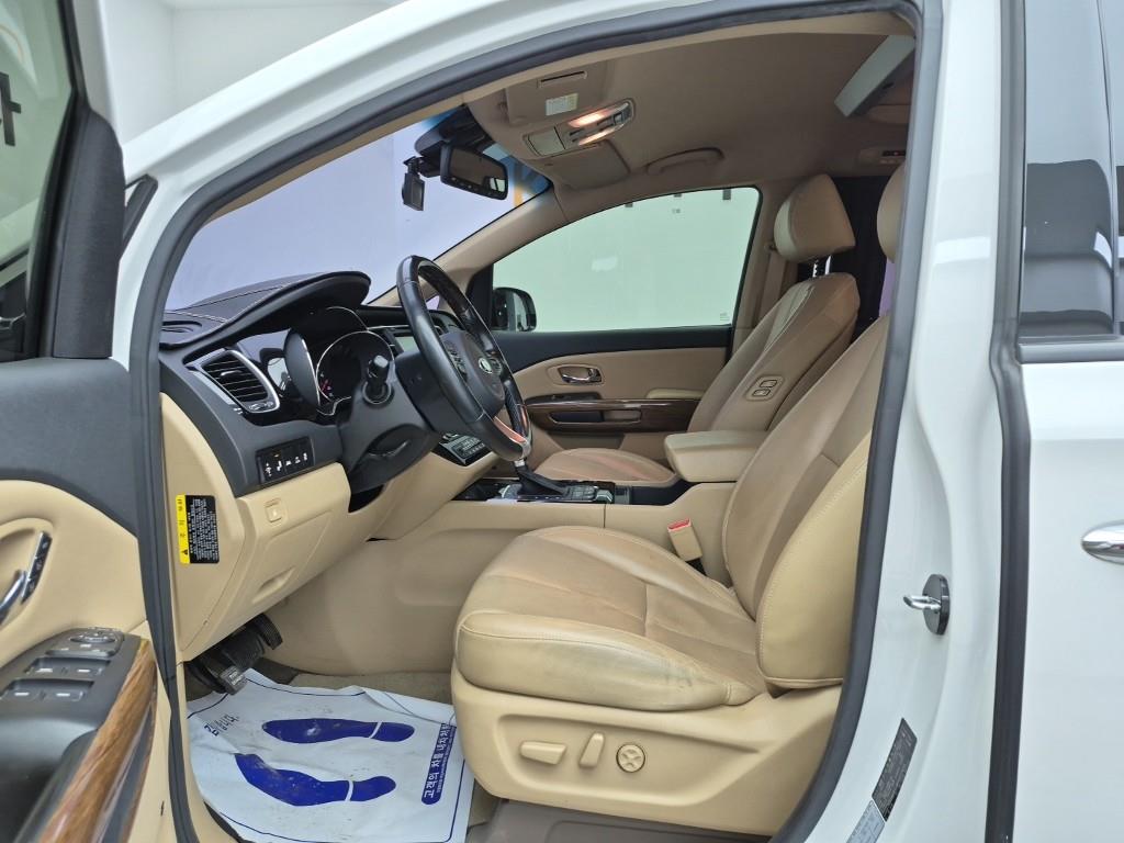 KIA Carnival - Vista 11