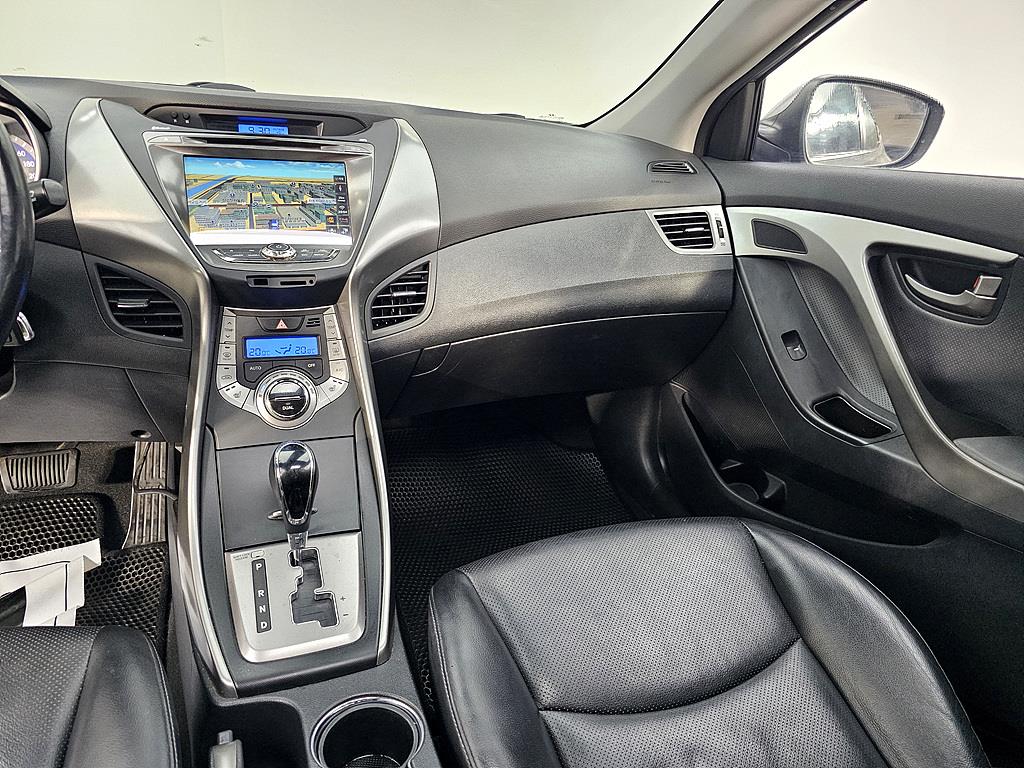 HYUNDAI Avante - Vista 10