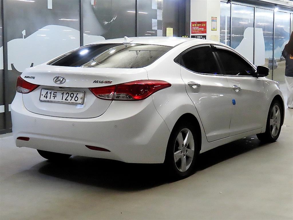 HYUNDAI Avante - Vista 5