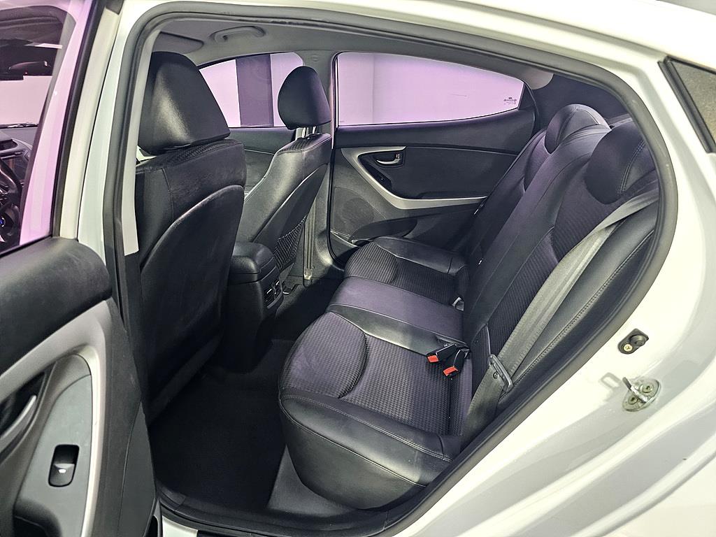 HYUNDAI Avante - Vista 9