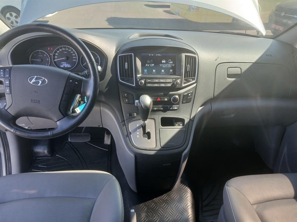 HYUNDAI Starex - Vista 10