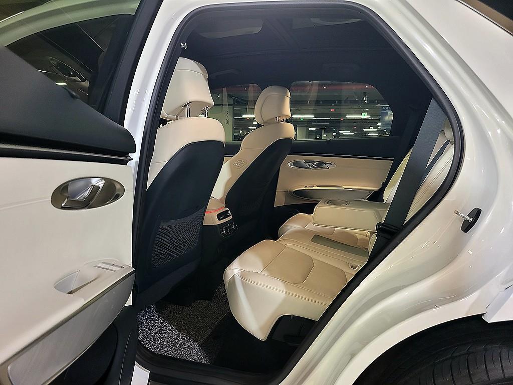 Genesis GV70 - Vista 8