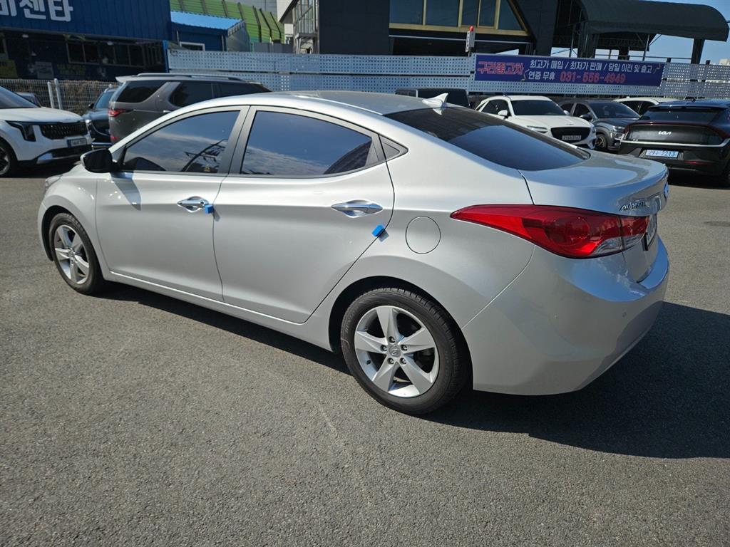 HYUNDAI Avante - Vista 5