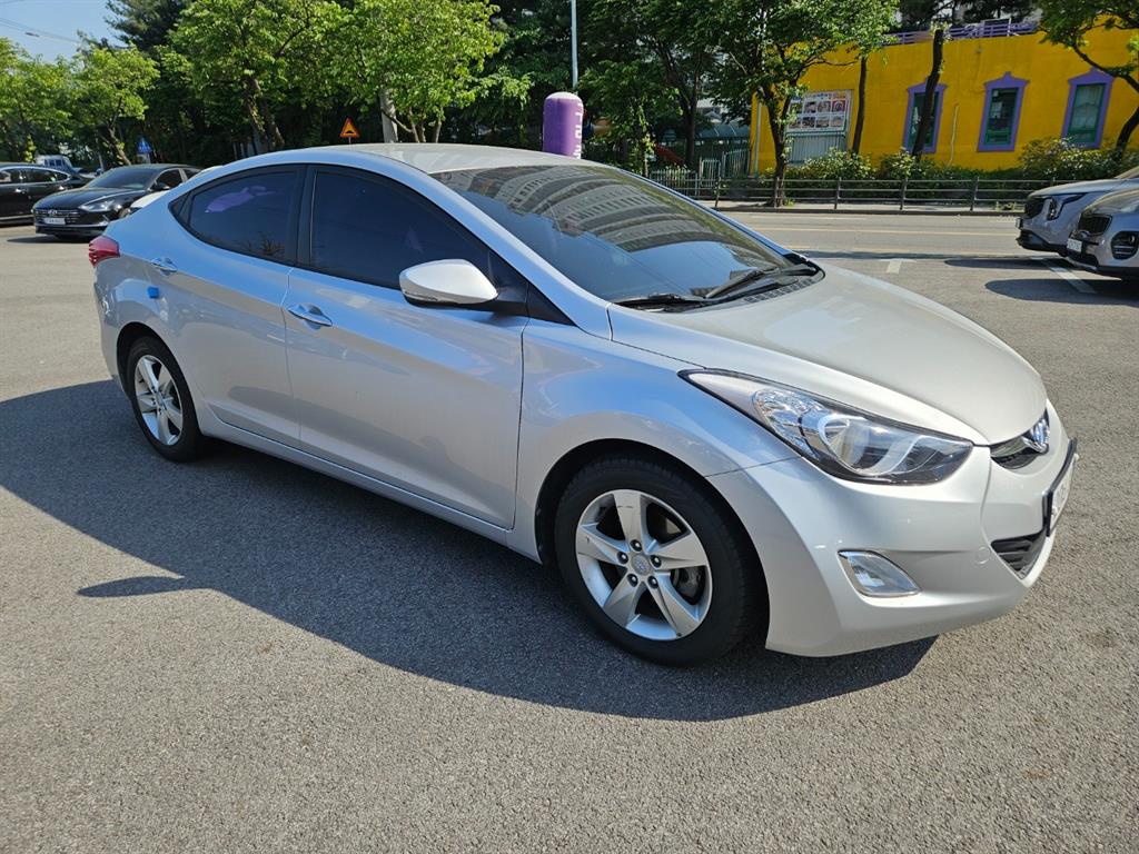 HYUNDAI Avante - Vista 2
