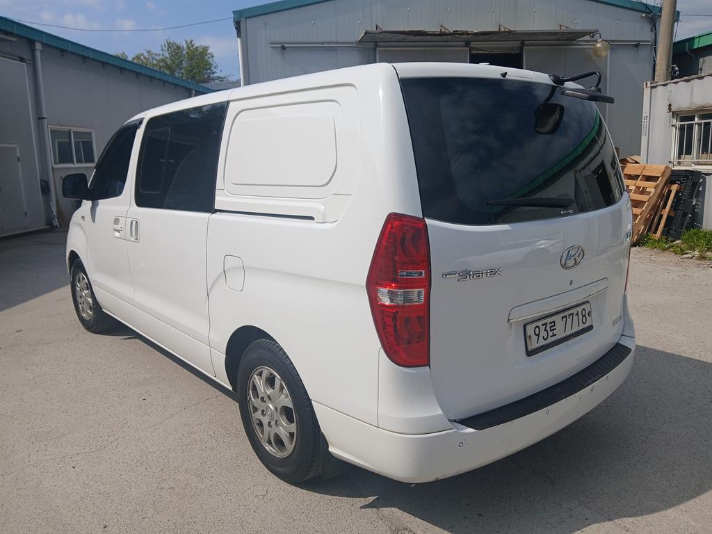 HYUNDAI Starex - Vista 2