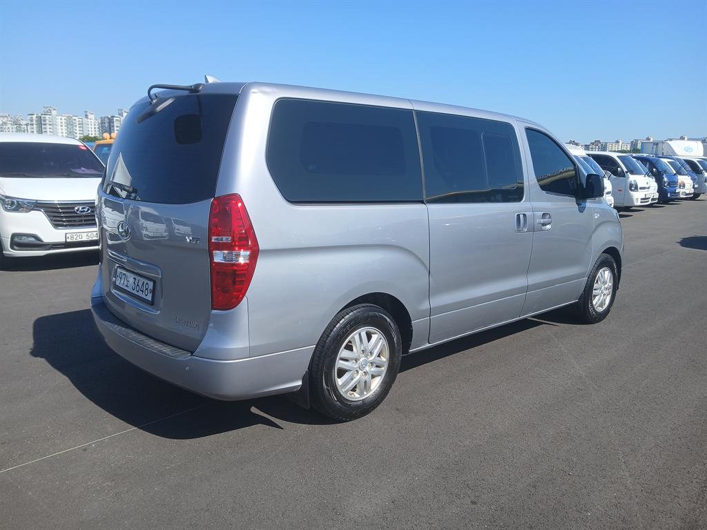 HYUNDAI Starex - Vista 6