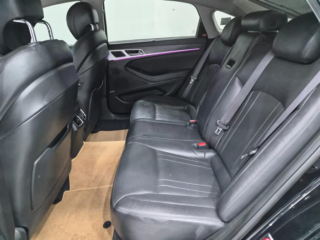 HYUNDAI Genesis - Vista 5