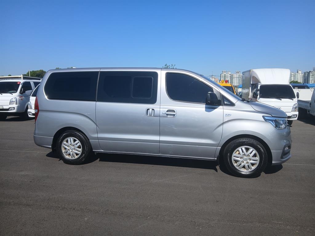 HYUNDAI Starex - Vista 7