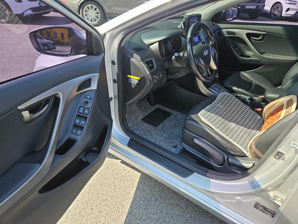 HYUNDAI Avante - Vista 7