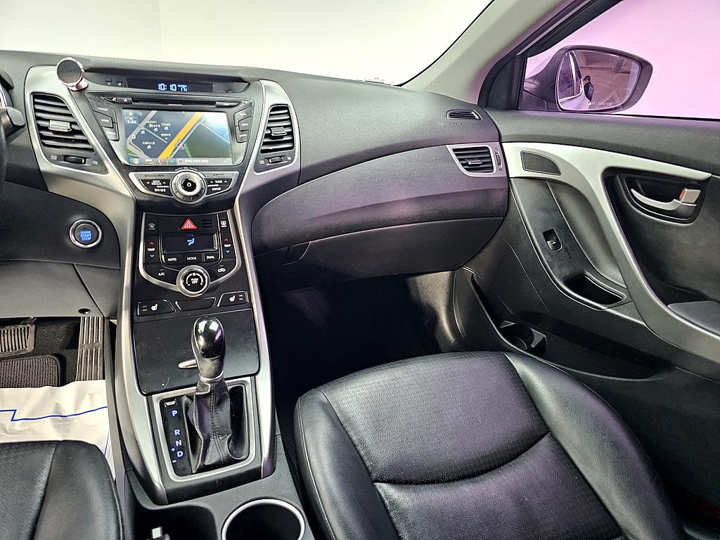 HYUNDAI Avante - Vista 10