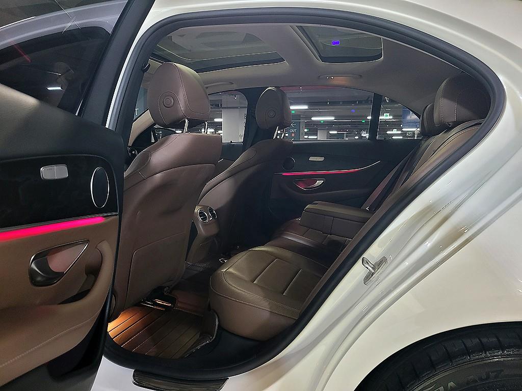 Mercedes Benz E class - Vista 8