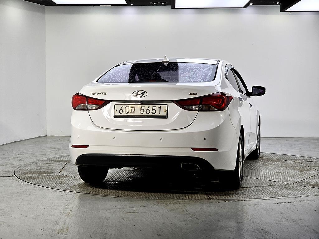 HYUNDAI Avante - Vista 3