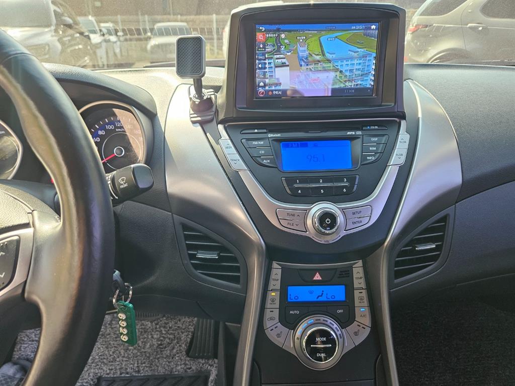 HYUNDAI Avante - Vista 10