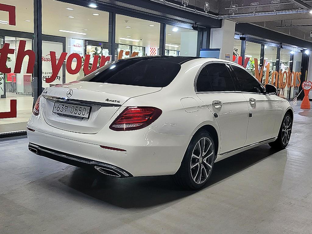 Mercedes Benz E class - Vista 4