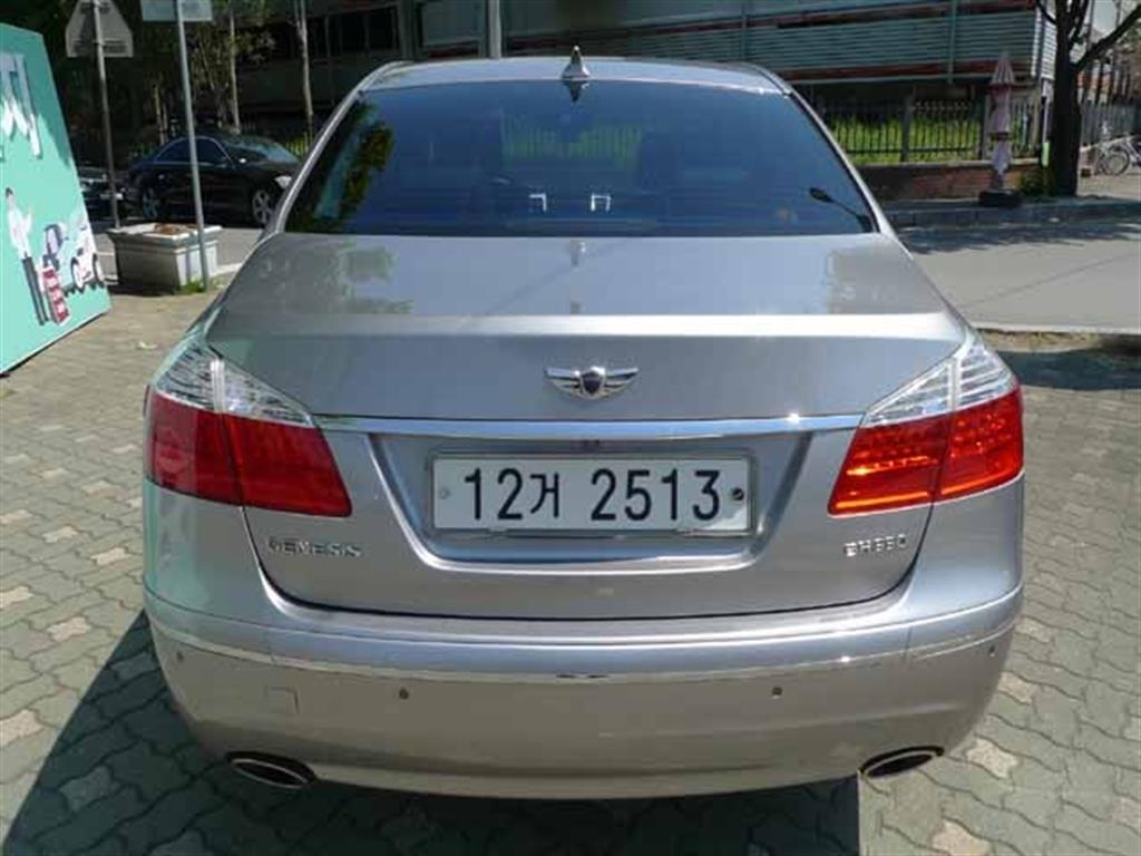 HYUNDAI Genesis - Vista 5