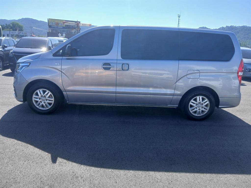 HYUNDAI Starex - Vista 3