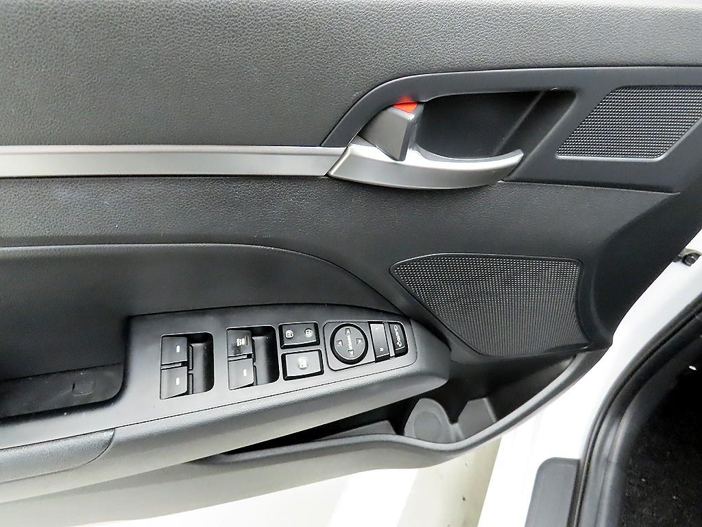 HYUNDAI Avante - Vista 11
