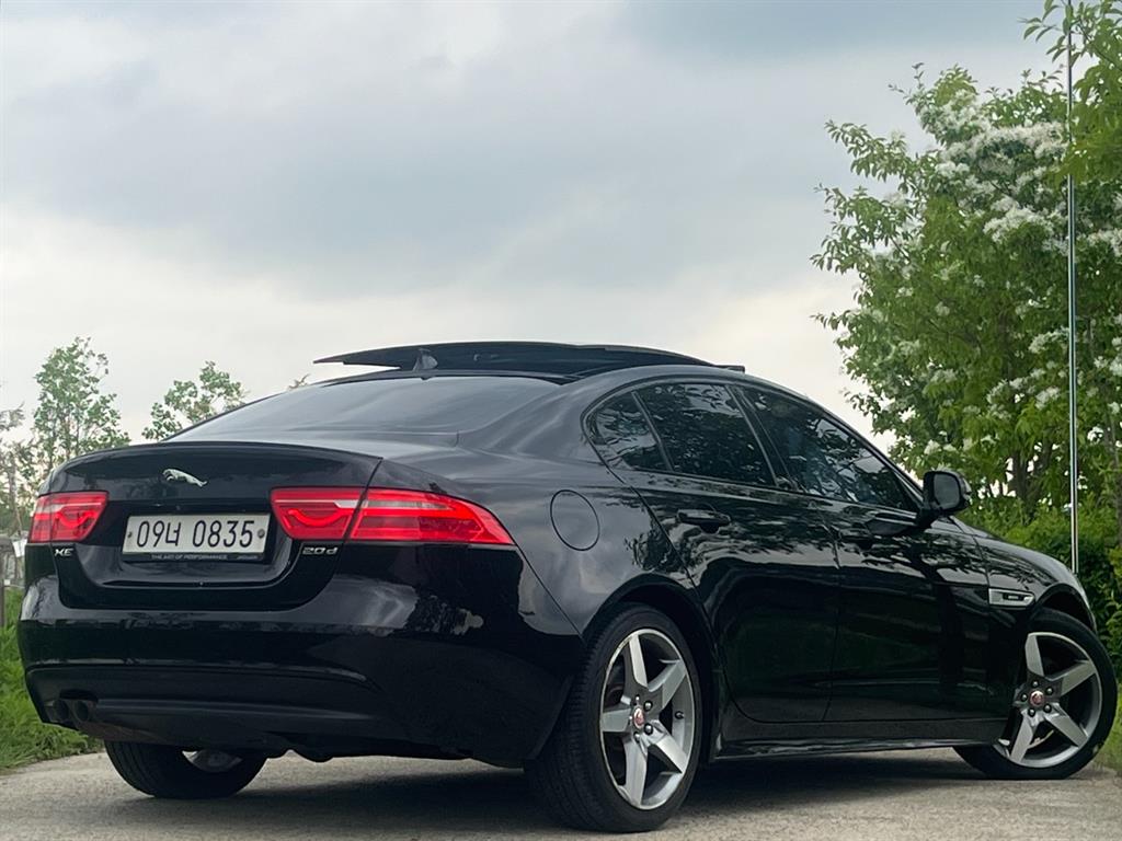 Jaguar XE - Vista 2